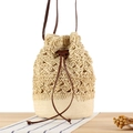 Beige Stroh-Beuteltasche mit hohlem Häkelmuster und braunem Kunstleder-Kordelzugverschluss - Beige