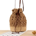 Hohlraum-Strohbeuteltasche mit braunem Leder-Kordelzug und dünnem Schultergurt - Camel