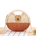 Tweekleurige geweven stro handtas in beige en karamel met gouden ketting - Color Block Stijl