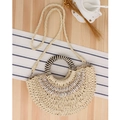 Halfronde geweven rieten tas met natuurlijke schelpen en zwart-wit gestreept handvat - Beige