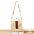 Beigefarbene gewebte Papierschnur-Tasche mit brauner Lederklappe und goldenen Details - Beige