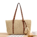 Beige geflochtene Papierschultertasche mit braunen Ledergriffen und Quastendetail - Beige