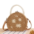 Borsa tonda in paglia intrecciata con fiori ricamati, manico di perle e tracolla in pelle - Cammello