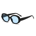 Lunettes de soleil rétro avec monture ondulée noire et verres teintés bleu clair - Monture Noir Brillant Verres Bleus (C8)