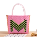 Borsa tote intrecciata rosa con lettera M verde e manici trasparenti per stile da spiaggia - Rosa (Lettera M)