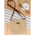 Stroh-Umhängetasche in Beige mit dunkelbraunem Lederriemen und stilvollem Patch - Beige