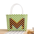 Borsa tote intrecciata a scacchi verdi e bianchi con un grande motivo a lettera M arancio - Verde (Lettera M)