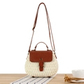 Handgewebte Tasche in Creme mit brauner Lederklappe und Vintage-Bronze-Ring-Detail - Weiß