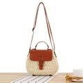 Beige gewebte Stroh-Umhängetasche mit brauner Lederklappe und Bronze-Ring-Akzent - Beige