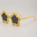 Gelbe Kinder-Sonnenbrille in Blumenform aus mattem Kunststoff mit grauen Gläsern - Gelber Rahmen Graue Gläser