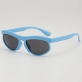 Gafas de sol infantiles azul claro con montura irregular y cristales grises oscuros - Montura Azul Cielo Lentes Grises