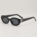 Lunettes de soleil ovales noires classiques avec détails dorés et verres gris foncé - Monture Noire Verres Gris