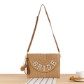 Borsa a busta intrecciata a mano con scritta BRIDE in perle e tracolla in pelle - Cammello