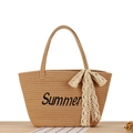 Braune Strohtasche mit schwarzer Summer-Stickerei und weißem Spitzenbogen-Anhänger - Camel mit Spitzenschleife