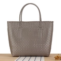 Bolso grande de plástico trenzado color topo con diseño de cuadros sobre madera - Gris Oscuro (Grande)