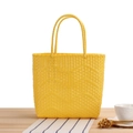 Borsa tote gialla intrecciata con trama a onde e doppi manici su tavolo di legno - Giallo Limone Grande