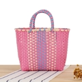 Petit sac tressé main rose et bleu avec rayures verticales pour pique-nique chic - Rose
