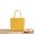 Sac fourre-tout tressé jaune vif avec motif à vagues sur surface en bois - Jaune Citron Petit