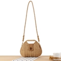 Borsa chic in paglia beige con patta in pelle marrone e chiusura dorata per mare e città - Cammello