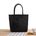 Grande borsa shopper nera intrecciata con trama a onde su tavolo in legno chiaro - Nero Grande