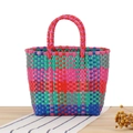 Petit sac tressé à carreaux colorés en plastique avec poignées roses et bleues - Rouge et Vert