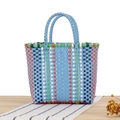Sac à main tissé fait main en plastique bleu clair avec motifs rayés colorés - Bleu