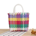 Petit sac tressé fait main aux couleurs vives avec doubles poignées blanches élégantes - Blanc