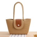 Bolso de hombro de paja con solapa de cuero marrón y hebilla de perla, estilo playa - Camel