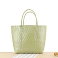 Elegante bolso tote tejido de plástico verde claro con asas finas para picnic - S / Verde