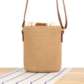 Minimalistische Stroh-Eimertasche in Beige mit braunem Lederriemen und Holzperlen - Camel