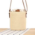Zylindrische Papierschnur-Eimertasche mit Holzperlengriff und braunem Lederriemen - Beige