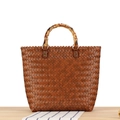 Braune geflochtene Handtasche mit Bambusgriff und Retro-Boho-Design auf Holzoberfläche - Camel (Großer Bambusgriff)