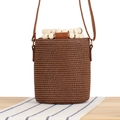 Braune gewebte Stroh-Beuteltasche mit Holzperlen-Detail und langem Schultergurt - Dunkelbraun