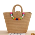 Sac à main tissé en coton beige avec pompons colorés, idéal pour les vacances à la plage - Camel