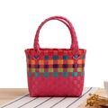 Mini borsa a cesto intrecciata in nylon rosa per bambini con strisce colorate - A Righe Rosa Fucsia