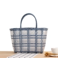 Handgefertigte blau-weiße karierte Strandtasche aus Kunststoffgeflecht auf Holztisch - Mittel / Blau