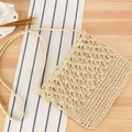 Handgefertigte cremefarbene Häkel-Papierschnur-Umhängetasche mit Stern-Lochmustern und Gurt - Beige