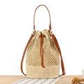 Minimalistische cremefarbene gewebte Beuteltasche mit dunkelbraunen Lederriemen und Kordelzug - Beige