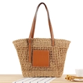 Große Shopper-Tasche aus Papierstroh mit braunen Ledergriffen und quadratischer Tasche - Camel
