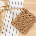 Handgewebte Stroh-Umhängetasche mit sternförmigen Ausschnitten in natürlichem Beige - Camel