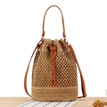 Schicke beige gewebte Stroh-Beuteltasche mit braunem Lederzugband und Schultergurt - Camel