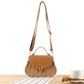 Braune geflochtene Papierschnurtasche mit Lederklappe und goldener Schnalle - Camel