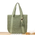 Grasgrüne Shopper-Tasche aus Papierseil mit Holzperlen-Quaste auf einem minimalistischen Holztisch - Armeegrün