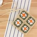 Handgefertigte Häkel-Schultertasche in Beige mit grünen und orangefarbenen Blumen - Grün