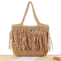 Handgewebte Strohschultertasche mit langen Fransen für Strandurlaub in Naturfarbe - Camel