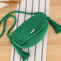 Grüne gewebte Baumwoll-Schultertasche mit großen Quasten und Holzknopf-Verschluss - Grün