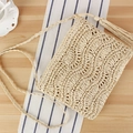 Beigefarbene handgewebte Umhängetasche mit Quasten-Detail für den Strandurlaub - Beige