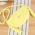 Sac à bandoulière en coton tressé jaune avec pompons et bouton en corne de bois - Light jaune