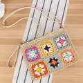 Vintage Häkel-Umhängetasche in Beige mit bunten floralen Granny-Square-Mustern - Handheld/Crossbody Dual-Use / Beige