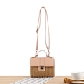Quadratische Tasche aus rosa Kunstleder und Strohgeflecht mit goldenem Verschluss - Camel